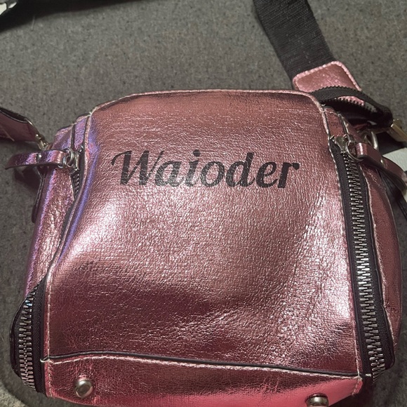 Cute metallic pink handbag/crossbody nwot never used - Picture 5 of 7